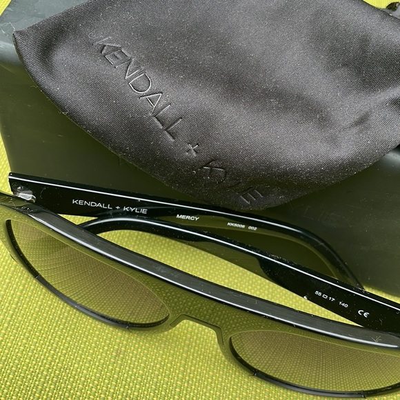 KENDALL + KYLIE MERCY SUNGLASSES with flip top case and drawstring bag